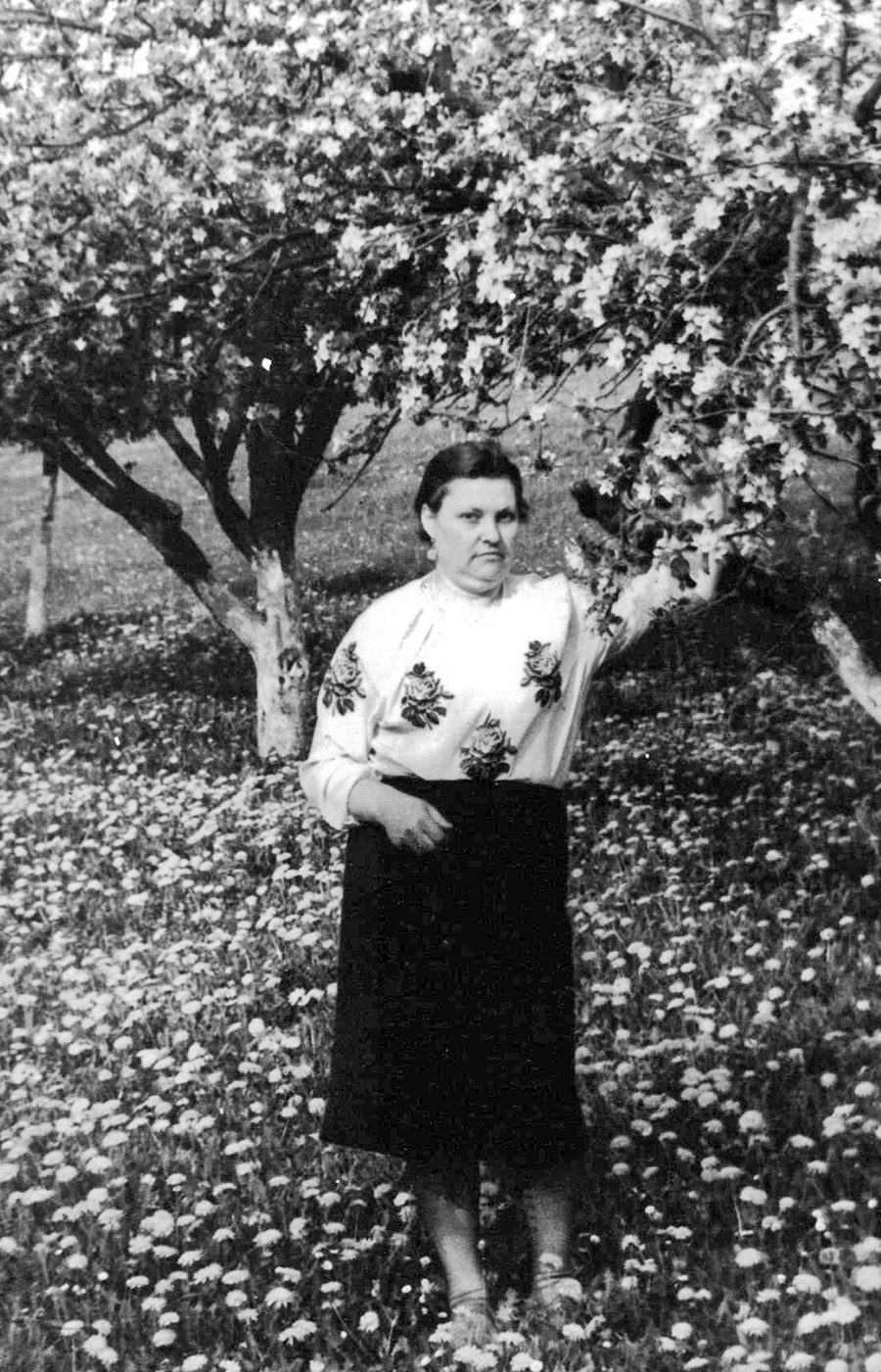 Копервас Мирослава Мартинівна біля яблунь висаджених власноруч