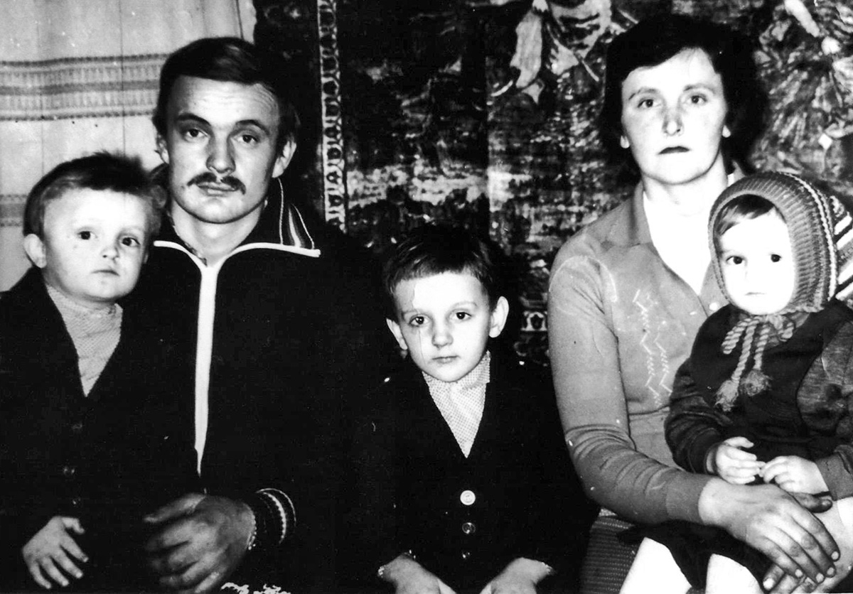 Ольга і Василь Озимки зі своїми дітьми