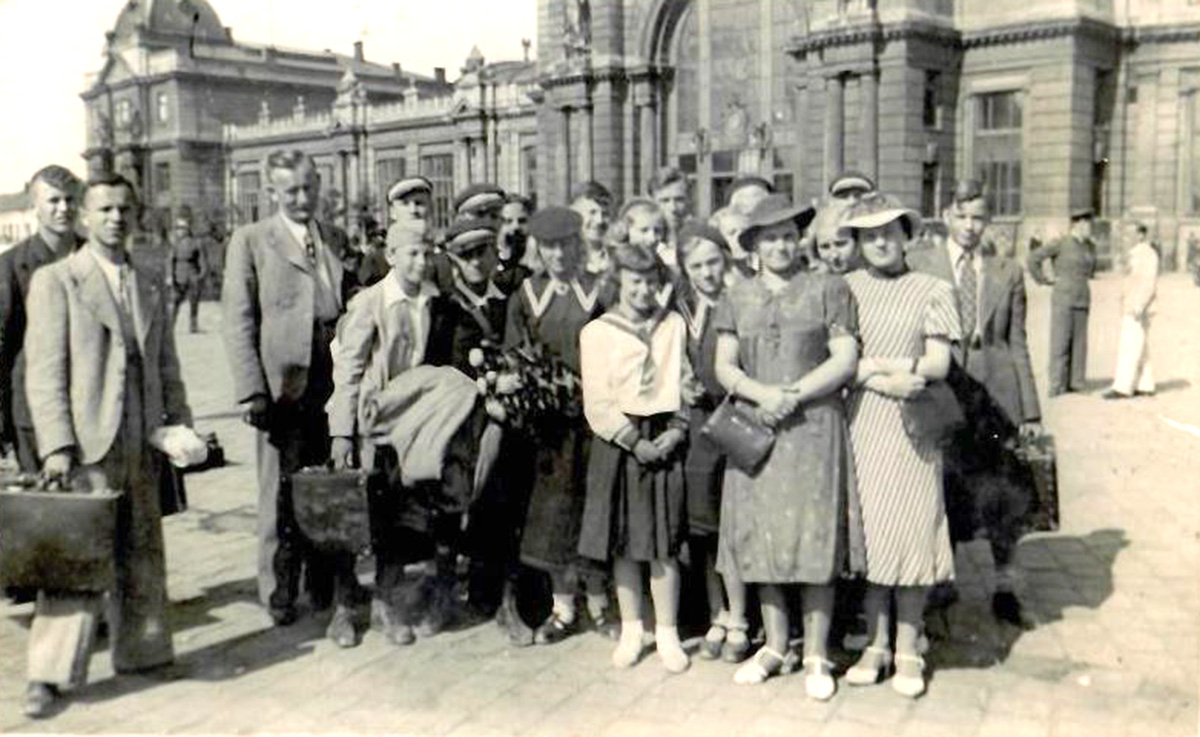 Зустріч учнів школи на Львівському вокзалі з глухими з Німеччини (прибл. 1936 р.)