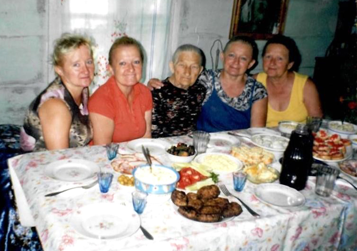 Фото Тріски Ярослави з нагоди 85-річчя від дня народження з доньками 